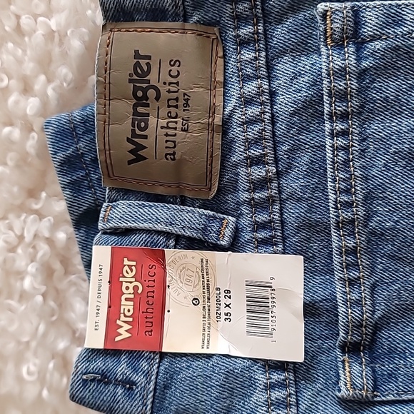Men's Wrangler Authentics Regular fit comfort jeans - Picture 7 of 8
